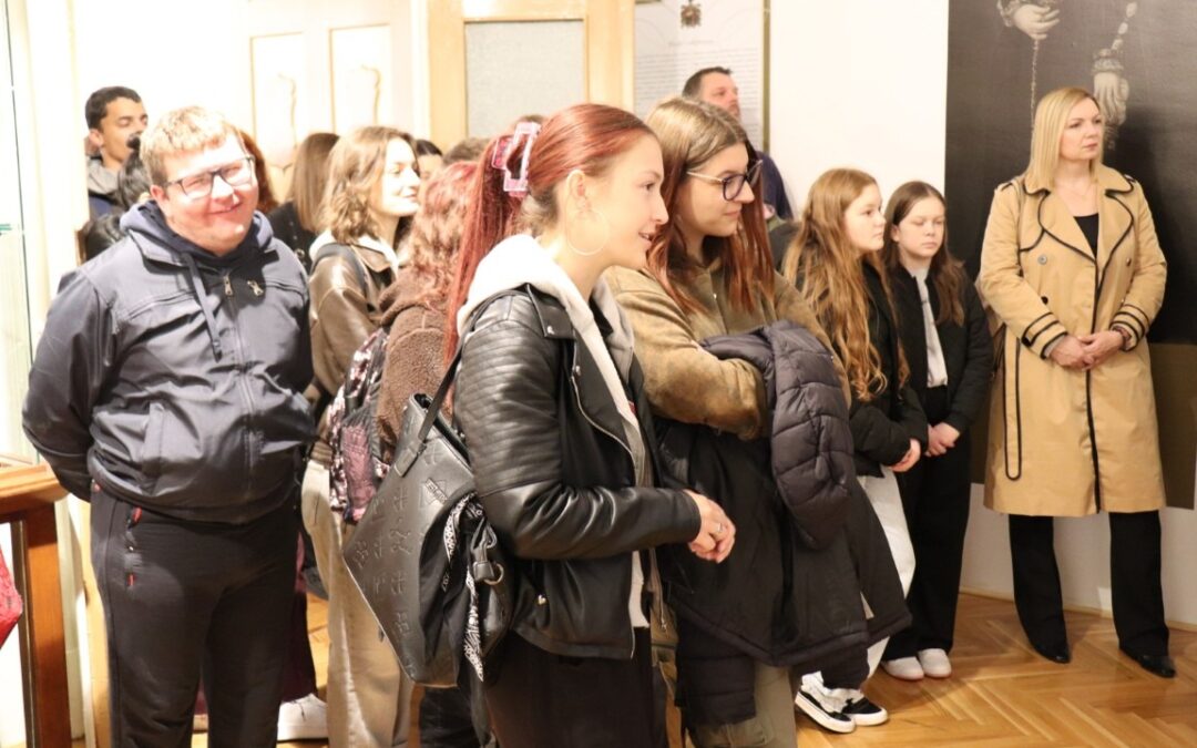 Učenice OŠ Belica na izložbi kravata u Muzeju Međimurja Čakovec